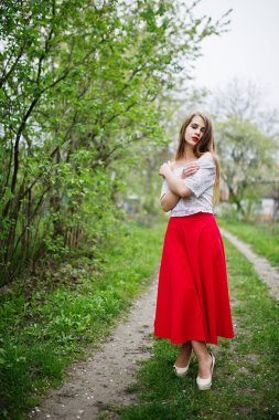 Bahar çiçeği garde, kırmızı dudaklar ile güzel kız portresi