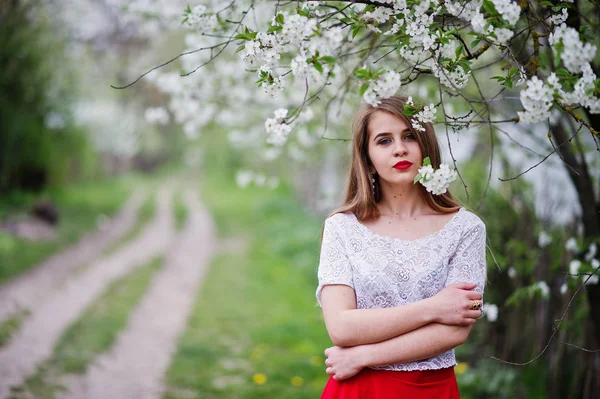 Ritratto di bella ragazza con labbra rosse a garde di fiori primaverili — Foto Stock