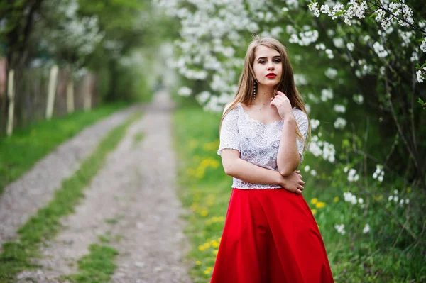 Πορτρέτο του όμορφη κοπέλα με κόκκινα χείλη στο άνοιξη blossom garde — Φωτογραφία Αρχείου