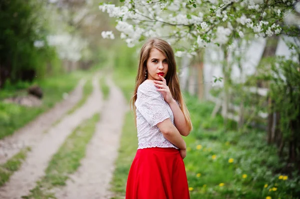 Porträtt av vackra flicka med röda läppar på våren blossom garde — Stockfoto