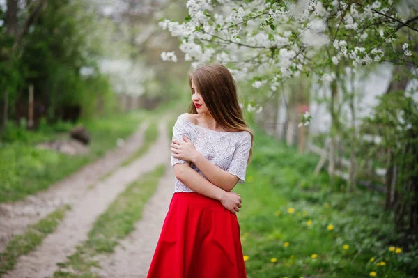 Retrato de menina bonita com lábios vermelhos na garde flor de primavera — Fotografia de Stock