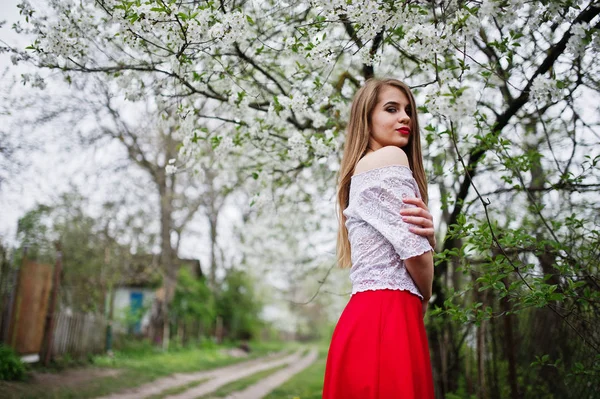 Retrato de menina bonita com lábios vermelhos na garde flor de primavera — Fotografia de Stock