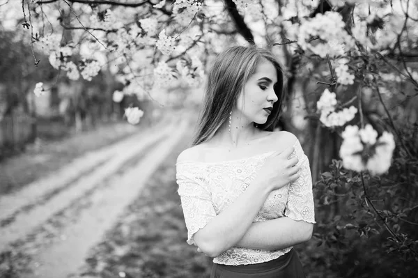 Portrait de belle fille aux lèvres rouges à fleur de printemps garde — Photo