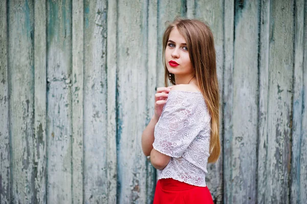 Retrato de menina bonita com lábios vermelhos contra backgrou de madeira — Fotografia de Stock