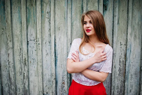 Retrato de menina bonita com lábios vermelhos contra backgrou de madeira — Fotografia de Stock