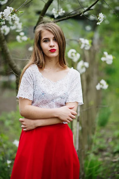 Retrato de hermosa chica con labios rojos en flor de primavera garde —  Fotos de Stock