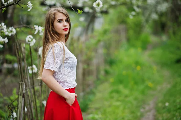 Portret van mooi meisje met rode lippen op lente bloesem garde — Stockfoto