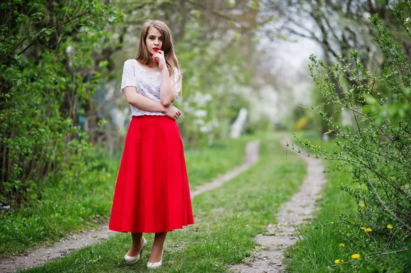 Retrato de hermosa chica con labios rojos en flor de primavera garde — Foto de Stock