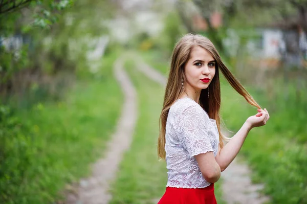Portret van mooi meisje met rode lippen op lente bloesem garde — Stockfoto