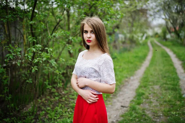 Retrato de hermosa chica con labios rojos en flor de primavera garde —  Fotos de Stock