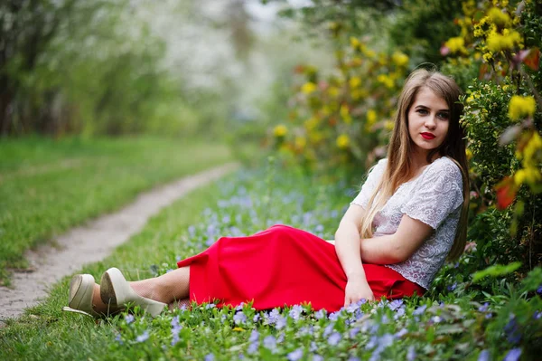 Retrato de chica hermosa sitiing con labios rojos en la floración de primavera —  Fotos de Stock