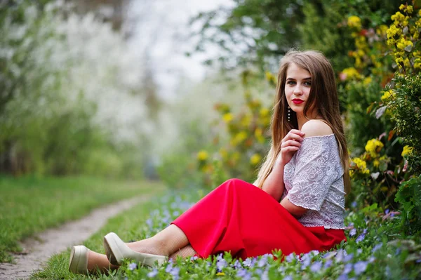 Portrait of sitiing beautiful girl with red lips at spring bloss — Stock Photo, Image