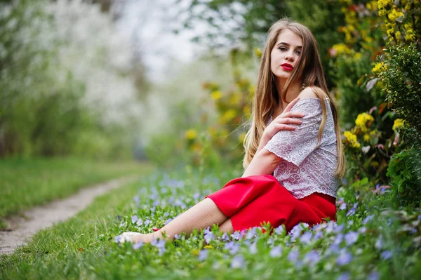 Portré sitiing gyönyörű lány, vörös ajkak a tavaszi Márk — Stock Fotó