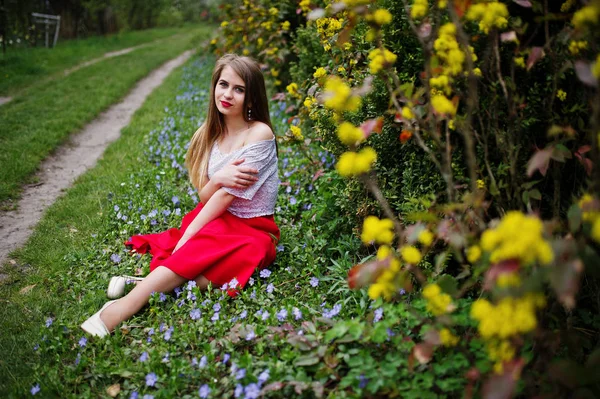 Retrato de chica hermosa sitiing con labios rojos en la floración de primavera — Foto de Stock