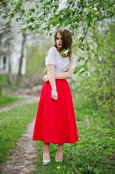 Porträtt av vackra flicka med röda läppar på våren blossom garde — Stockfoto