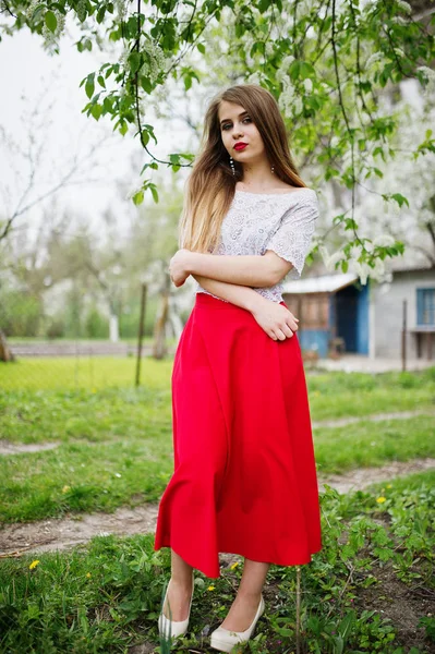 Retrato de hermosa chica con labios rojos en flor de primavera garde — Foto de Stock