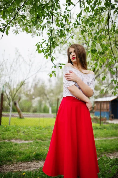 Portret de fată frumoasă cu buze roșii la garda de flori de primăvară — Fotografie, imagine de stoc