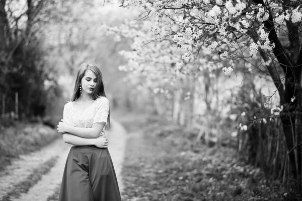 Retrato de menina bonita com lábios vermelhos na garde flor de primavera — Fotografia de Stock