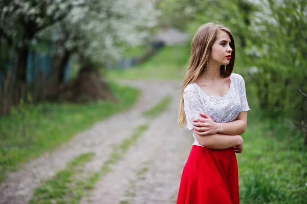 Retrato de hermosa chica con labios rojos en flor de primavera garde —  Fotos de Stock