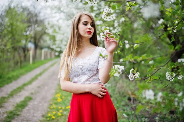 Retrato de menina bonita com lábios vermelhos na garde flor de primavera — Fotografia de Stock