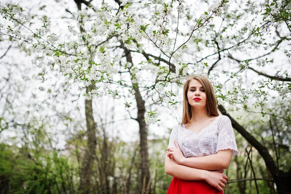 Retrato de menina bonita com lábios vermelhos na garde flor de primavera — Fotografia de Stock