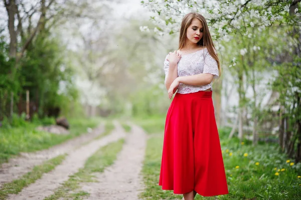 Portret van mooi meisje met rode lippen op lente bloesem garde — Stockfoto