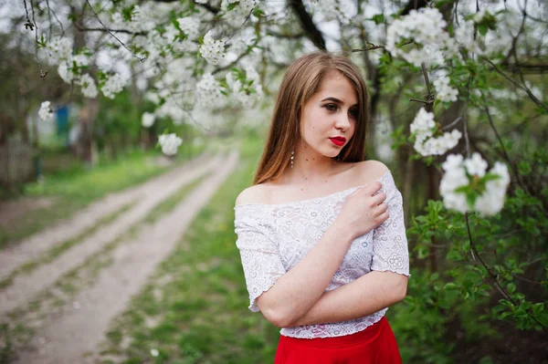 Πορτρέτο του όμορφη κοπέλα με κόκκινα χείλη στο άνοιξη blossom garde — Φωτογραφία Αρχείου