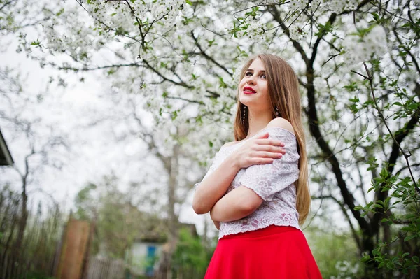 Gyönyörű lány, vörös ajkak: tavaszi virág garde portréja — Stock Fotó