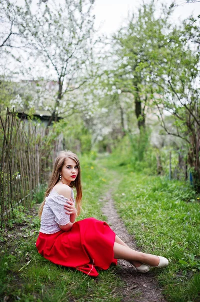 Porträtt av sitter vacker flicka med röda läppar på våren papayabitar — Stockfoto