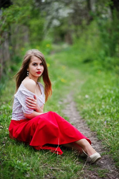 红红的嘴唇的漂亮女孩坐在春天劳斯的肖像 — 图库照片