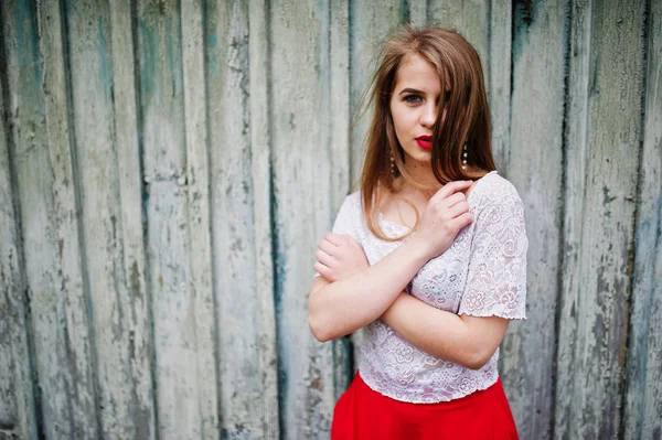 Retrato de menina bonita com lábios vermelhos contra backgrou de madeira — Fotografia de Stock