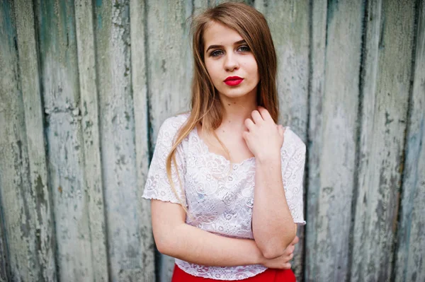 Retrato de menina bonita com lábios vermelhos contra backgrou de madeira — Fotografia de Stock