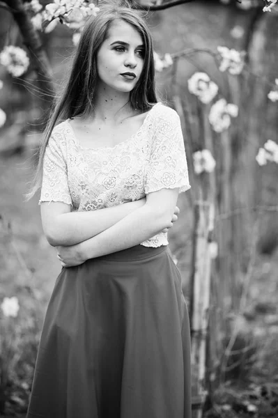 Retrato de menina bonita com lábios vermelhos na garde flor de primavera — Fotografia de Stock