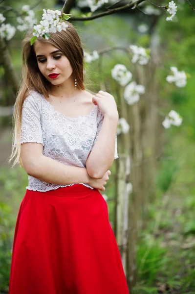 Portrait de belle fille aux lèvres rouges à fleur de printemps garde — Photo