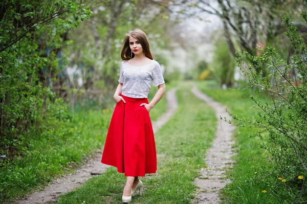 Porträtt av vackra flicka med röda läppar på våren blossom garde — Stockfoto