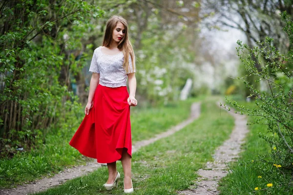 Porträtt av vackra flicka med röda läppar på våren blossom garde — Stockfoto