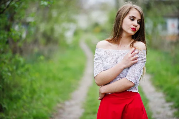 春花ガルドで真っ赤な唇を持つ美しい少女の肖像画 — ストック写真