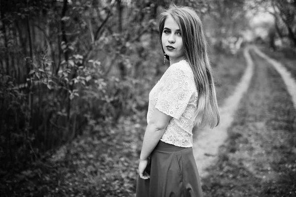 Portrait de belle fille aux lèvres rouges à fleur de printemps garde — Photo