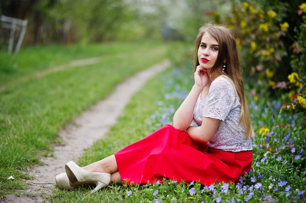 Sitiing의 초상화에서 봄 bloss 붉은 입술으로 아름 다운 여자 — 스톡 사진