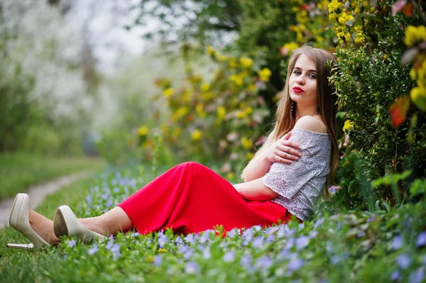 Ritratto di bella ragazza sitiing con labbra rosse a primavera bloss — Foto Stock