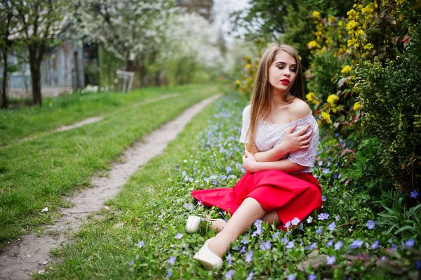 Πορτρέτο του sitiing όμορφο κορίτσι με κόκκινα χείλη στο άνοιξη bloss — Φωτογραφία Αρχείου