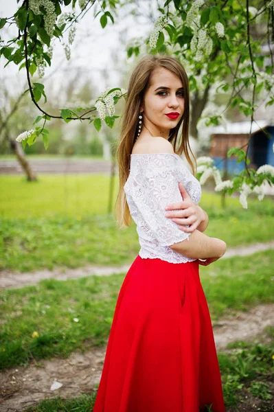 红红的嘴唇，在春天开花前卫的漂亮女孩的肖像 — 图库照片