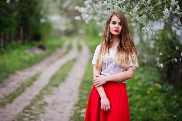 Porträtt av vackra flicka med röda läppar på våren blossom garde — Stockfoto