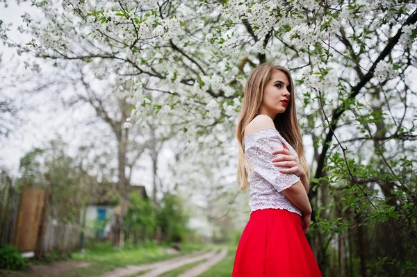 Porträtt av vackra flicka med röda läppar på våren blossom garde — Stockfoto