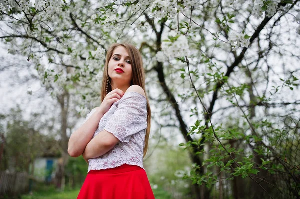 Retrato de menina bonita com lábios vermelhos na garde flor de primavera — Fotografia de Stock