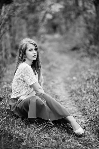 Retrato de sentada hermosa chica con labios rojos en la floración de primavera — Foto de Stock