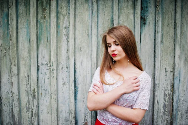 Портрет красивої дівчини з червоними губами на тлі дерев'яного нарциса — стокове фото