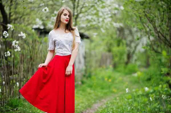 봄 꽃 예술가에 붉은 입술으로 아름 다운 여자의 초상화 — 스톡 사진