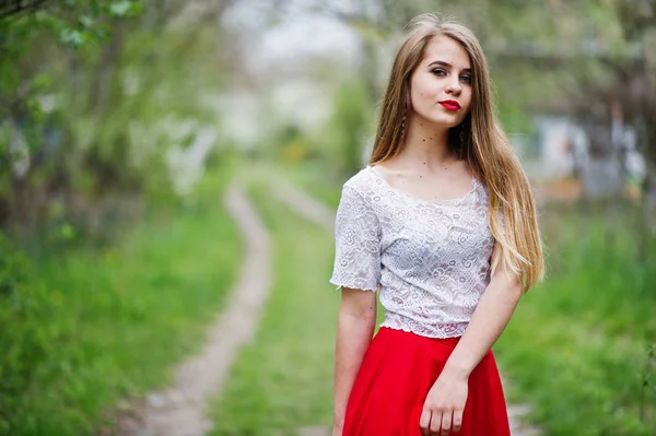 Porträtt av vackra flicka med röda läppar på våren blossom garde — Stockfoto