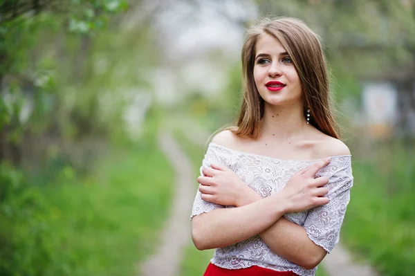 Retrato de menina bonita com lábios vermelhos na garde flor de primavera — Fotografia de Stock